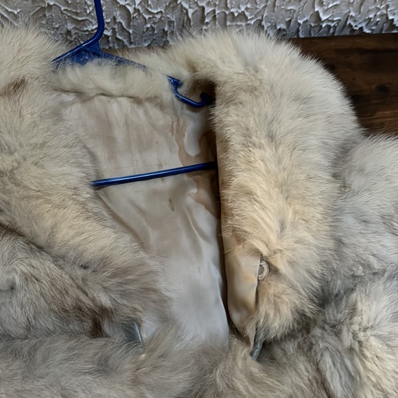 Fox fur woman’s small coat,stain in the inside but will be gone once cleaned. - Picture 4 of 4